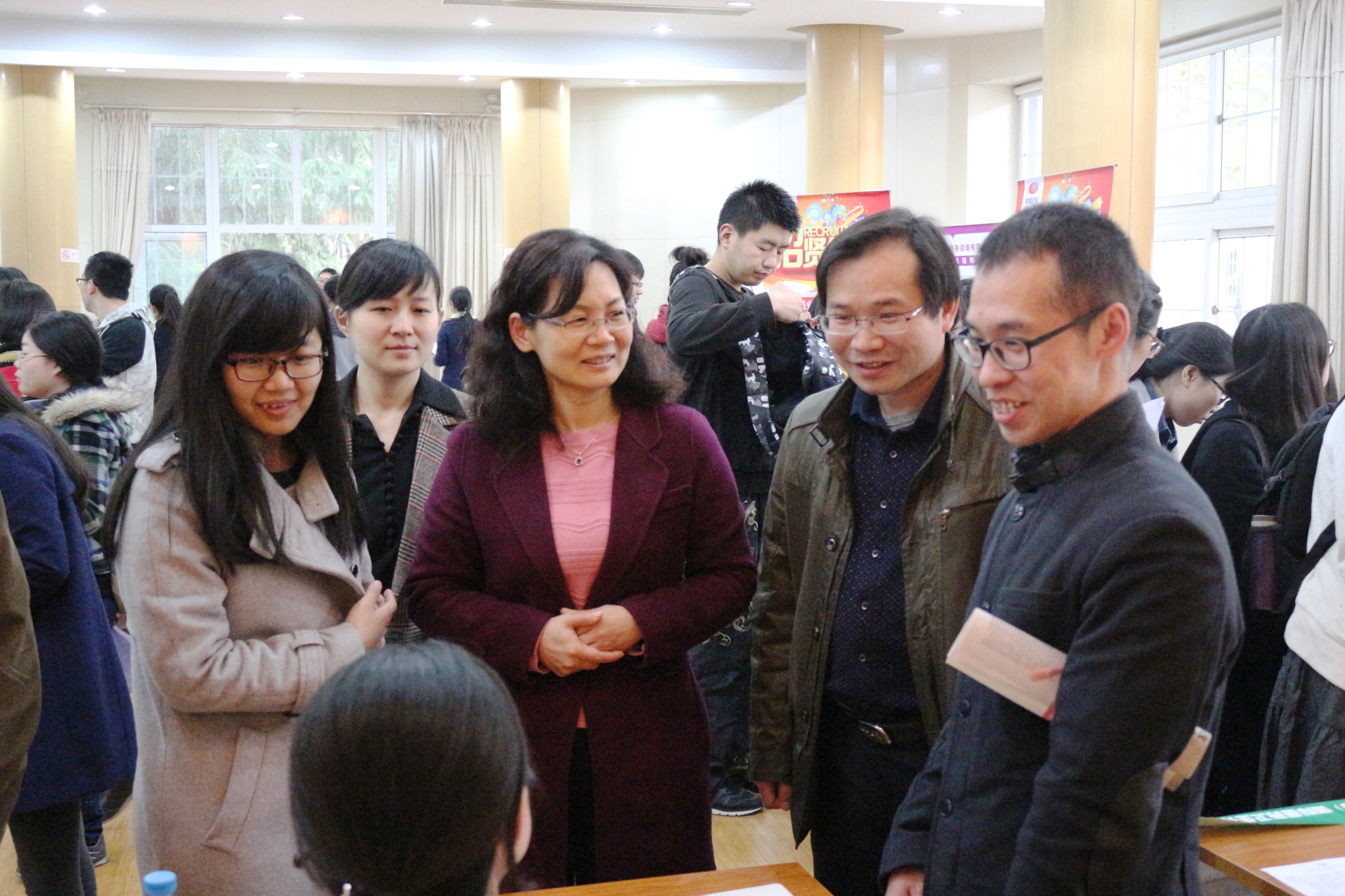 两杏吧原创
领导与参会招聘单位交流