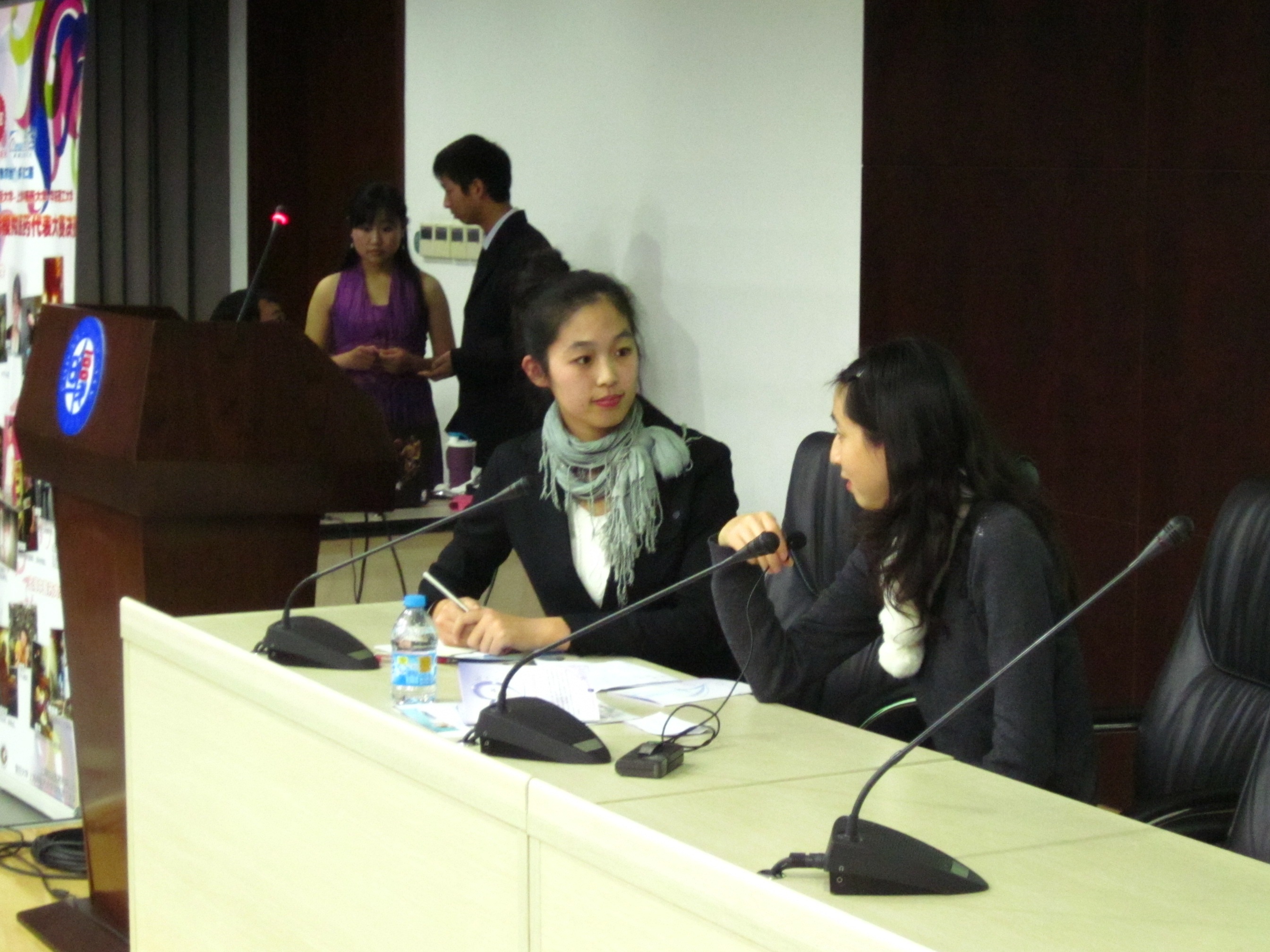 杏吧原创
施歌进行“百里挑一”环节比赛