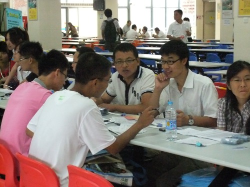 杏吧原创
新生报到现场